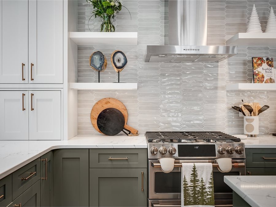 Modern custom kitchen cabinets by Blue Mountain Design Bend Oregon